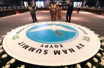 على قادة دول مجلس التعاون الخليجي أن يمتنعوا عن حضور قمة حركة عدم الانحياز